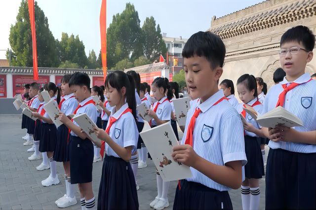 百名小学生在邯郸慈善剧院前齐声诵读尹飞鹏老师的《中华善字经》